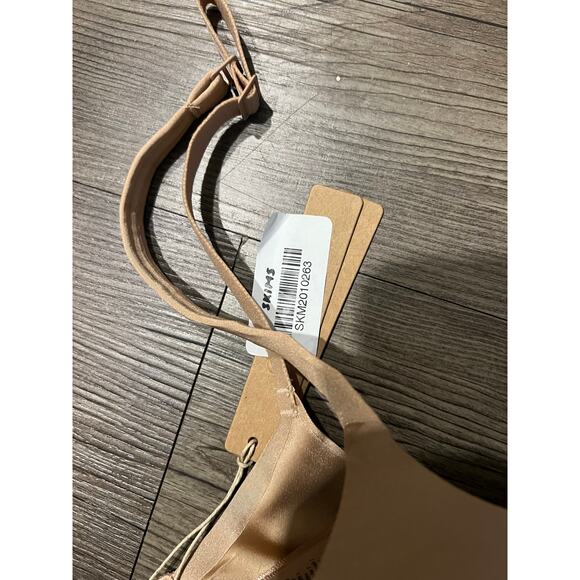 Skims Nipple Push Up Bra - Picture 4 of 4